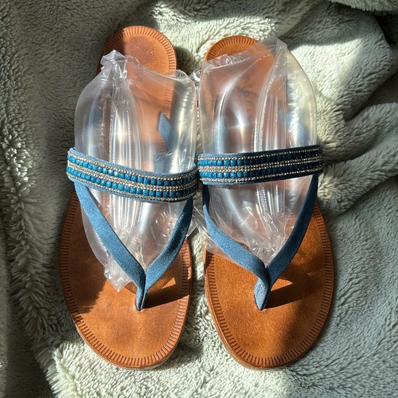 MARIELLA suede thong sandal with crystal accents - size 9 - Picture 2 of 5